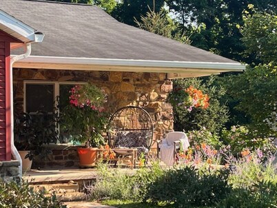 Comfortable home 2 1/2 mi. to downtown Bloomington, minutes to campus