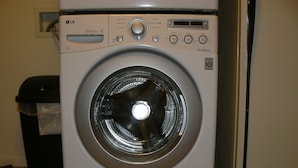 A front-loading LG Direct Drive washing machine with a digital display and multiple wash settings.