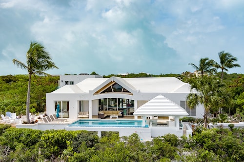 Beautiful OCEAN FRONT, POOL Villa walk or drive to GRACE BAY BEACH Turtle Ridge