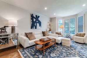 TV, fireplace - SMU, Highland Park, Katy Trail, Knox/Travis (Dallas)