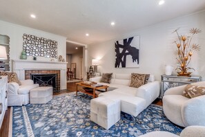 TV, fireplace - SMU, Highland Park, Katy Trail, Knox/Travis (Dallas)