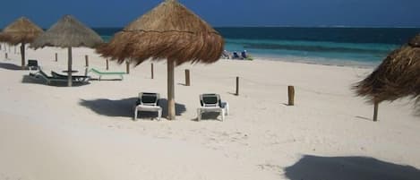 På stranden, solsenger og strandhåndklær