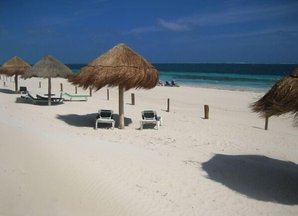 Plage, chaises longues, serviettes de plage