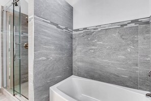 Kombination af bruser/badekar, hårtørrer, håndklæder, Sæbe