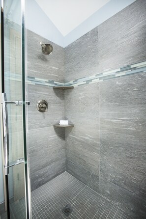 Combined shower/bathtub, hair dryer, towels, soap
