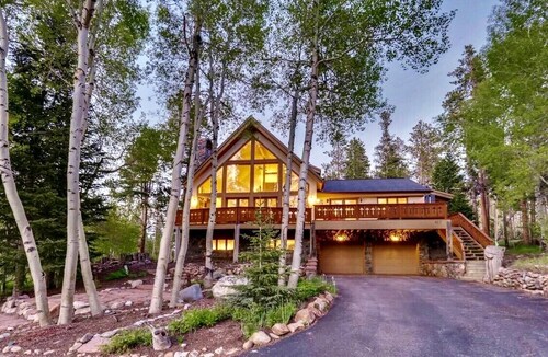 Spacious Home, 2 Living Areas, Jacuzzi Hot Tub, Mountain Views, & Close to Town!