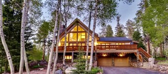 Spacious Home, 2 Living Areas, Jacuzzi Hot Tub, Mountain Views, & Close to Town!