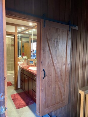 Combined shower/bathtub, hair dryer, towels, soap