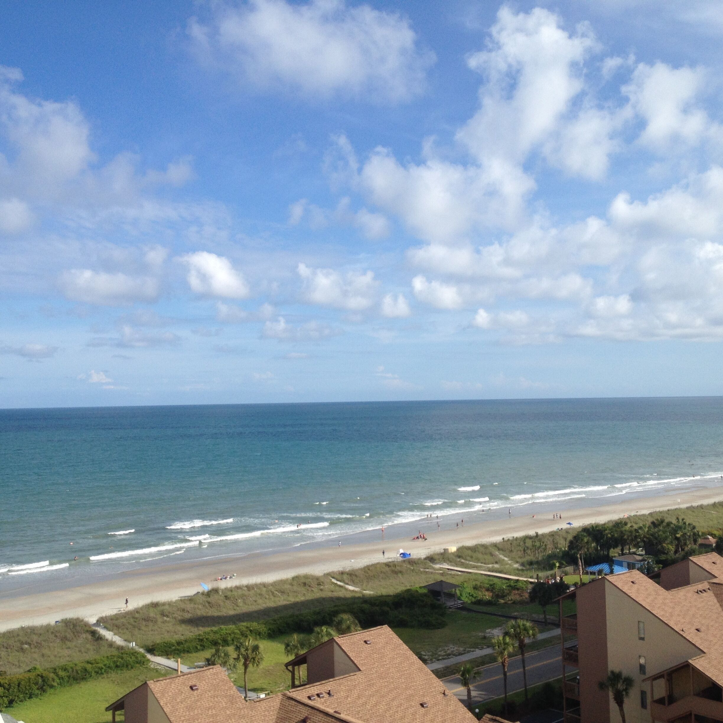 En la playa y camastros 