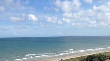 En la playa y camastros