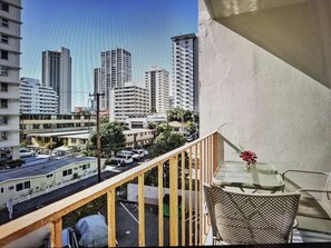 Outdoor dining - Waikiki Fully Furnished w/pool - walk to beach! (Honolulu)