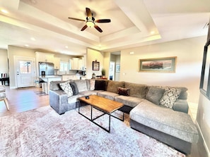 TV, offices - Desert Retreat Near Zion | Hot Tub & Red Rock View (Kanab)