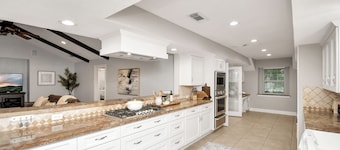 Spacious Modern Cottage Perfect for Families & Pets ~ Gated Parking ~ Sleeps 9+