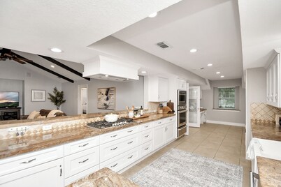 Spacious Modern Cottage Perfect for Families & Pets ~ Gated Parking ~ Sleeps 9+