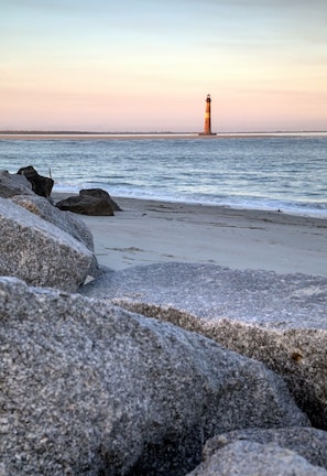 Nära stranden och solstolar