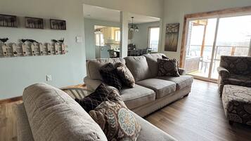 TV connectée, lecteur de DVD, baby-foot, livres