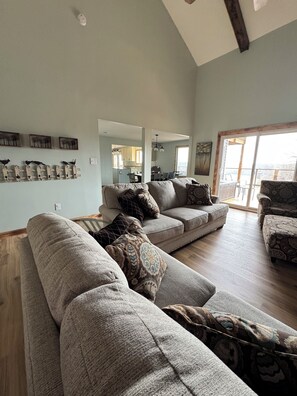 Smart-TV, DVD-spiller, fotballspill og bøker