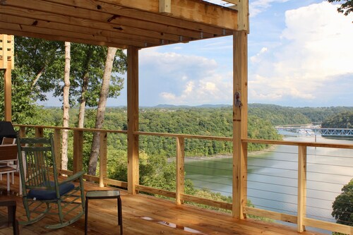 Prather Place, Spacious, Deck And View, Entertaining Basement, Minutes to Marina