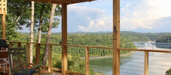 Prather Place, Spacious, Deck And View, Entertaining Basement, Minutes to Marina
