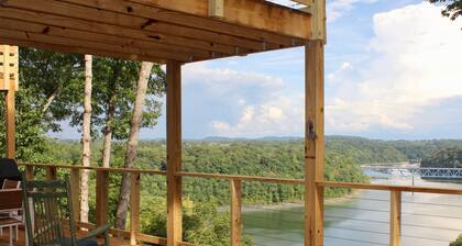 Prather Place, Spacious, Deck And View, Entertaining Basement, Minutes to Marina