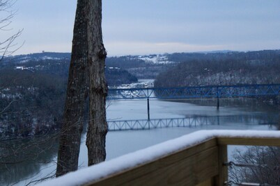 Prather Place, Spacious, Deck And View, Entertaining Basement, Minutes to Marina