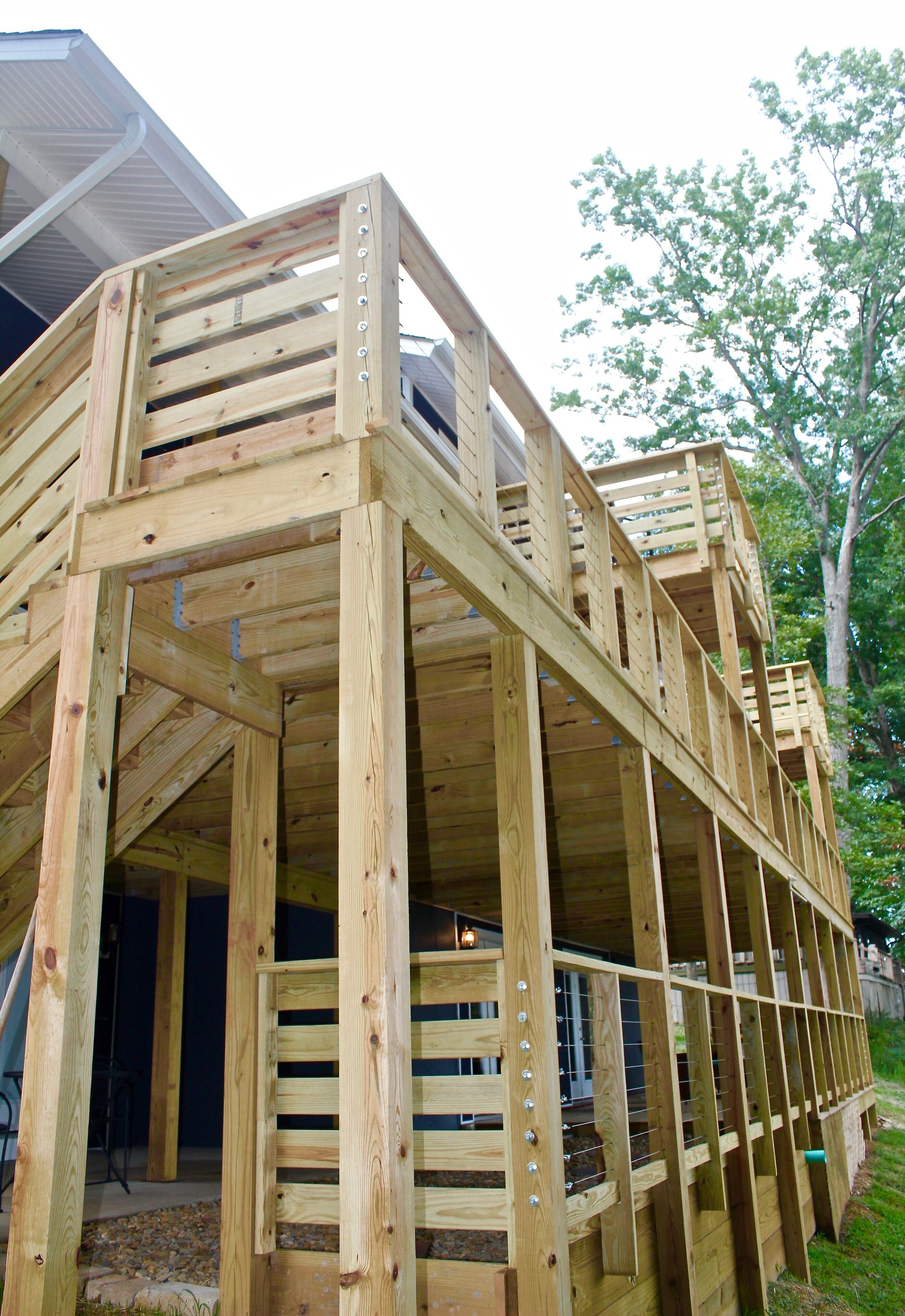 Una estructura de madera con barandas y escaleras, probablemente parte de un edificio residencial.