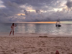 Nær stranden, solsenger og strandhåndklær