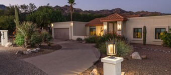 Beautiful Foothills Home, Near Sabino Canyon, Mountain views, Handicap friendly.