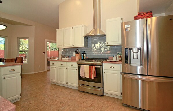 Jääkaappi, mikroaaltouuni, uuni, liesi