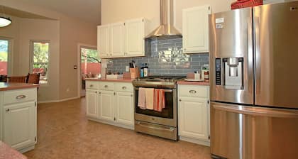 Beautiful Foothills Home, Near Sabino Canyon, Mountain views, Handicap friendly.