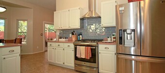 Beautiful Foothills Home, Near Sabino Canyon, Mountain views, Handicap friendly.