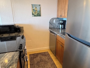 Cafetera y tetera, refrigerador, microondas y horno 