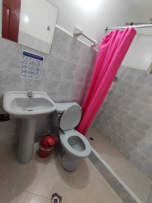 Vierbettzimmer, 2 Doppelbetten, eigenes Bad | Badezimmer