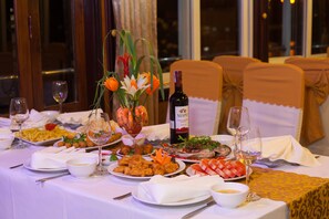 Breakfast, lunch, dinner served; local and international cuisine 