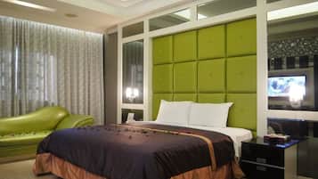 Deluxe Suite | Bathroom | Free toiletries, hair dryer, slippers, shampoo