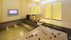 A modern bathroom with a bathtub, a vanity with a mirror, and a shower area. - Roman Vacation Motel (Taichung)