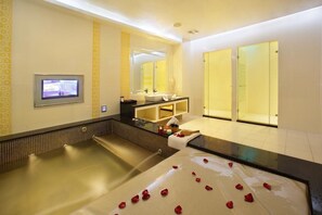 Premium Suite (KTV) | Bathroom | Free toiletries, hair dryer, slippers, shampoo - Roman Vacation Motel (Taichung)