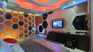 A modern hotel room with a large bed, a TV, and a desk area. - Roman Vacation Motel (Taichung)