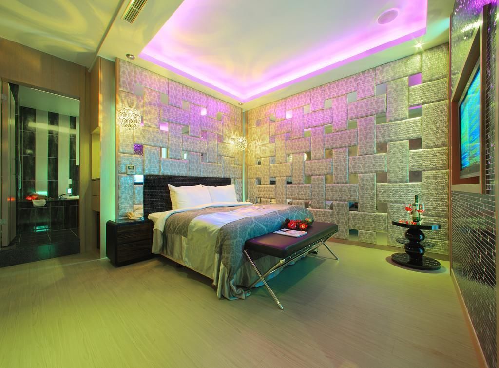 Superior Suite | Bathroom amenities | Free toiletries, hair dryer, slippers, shampoo