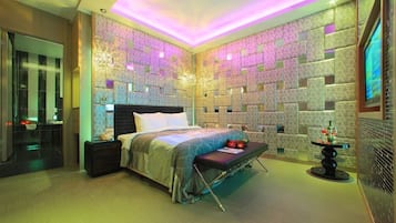 Superior Suite | Bathroom amenities | Free toiletries, hair dryer, slippers, shampoo