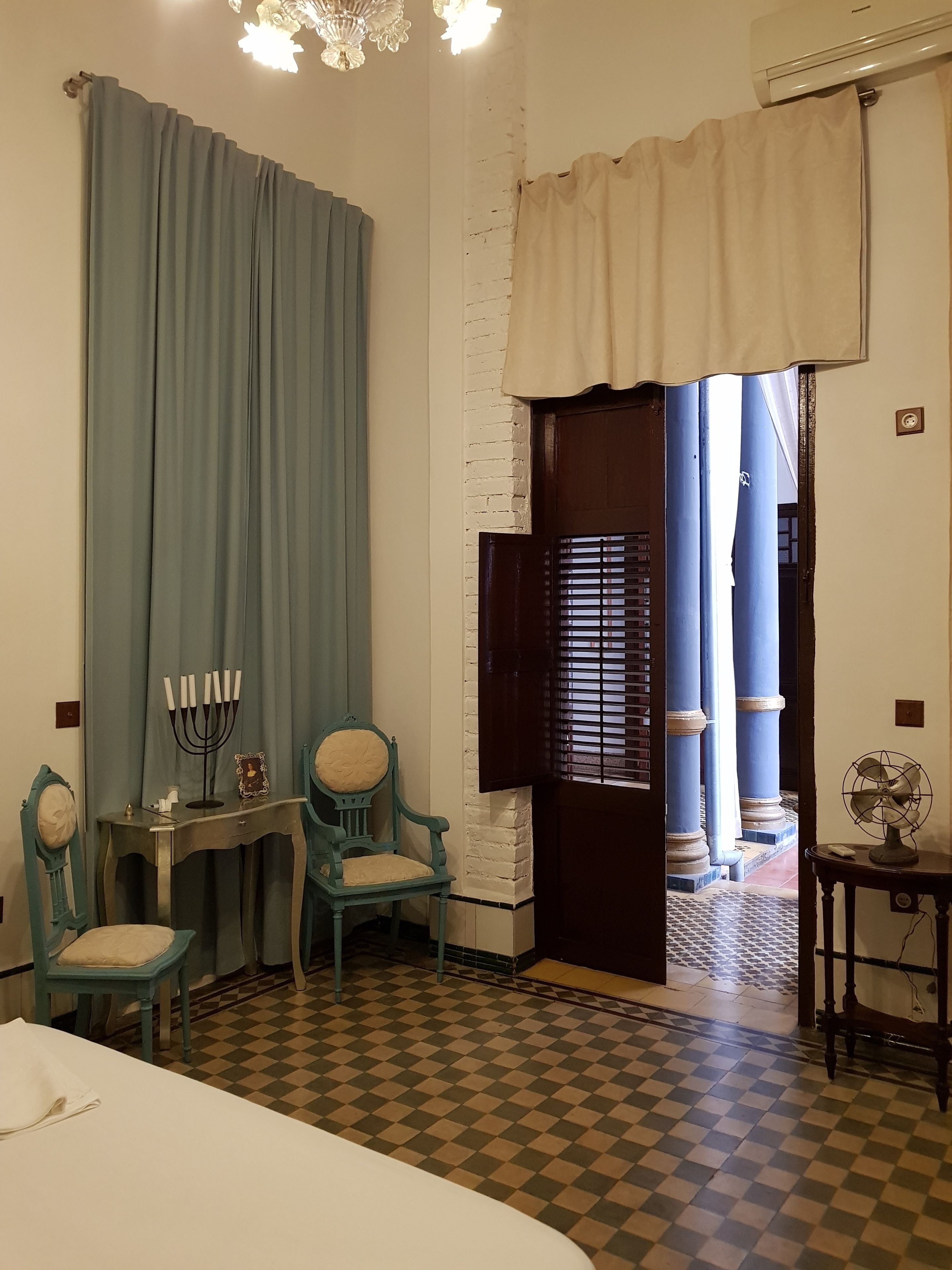 design suite, 1 queen bed, non smoking, courtyard view | bathroom | shower, hair dryer, towels