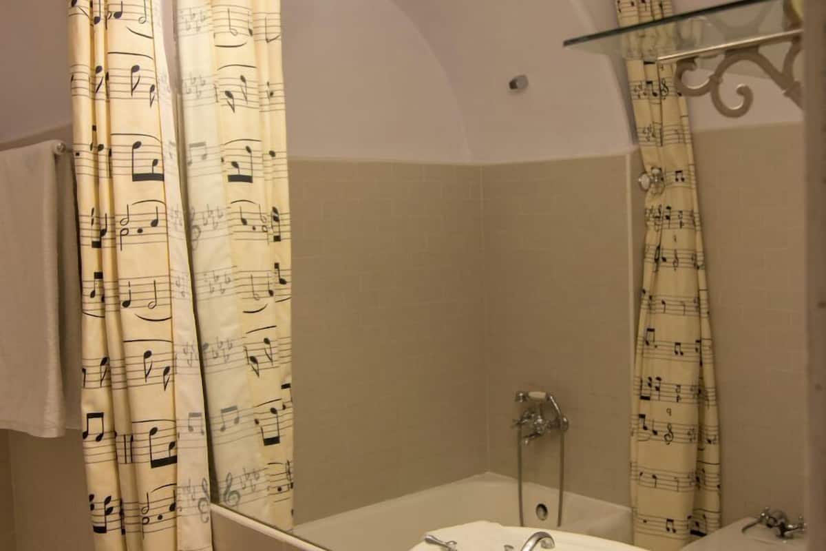 design suite, 1 queen bed, non smoking, courtyard view | 1 bedroom, egyptian cotton sheets, premium bedding, in-room safe