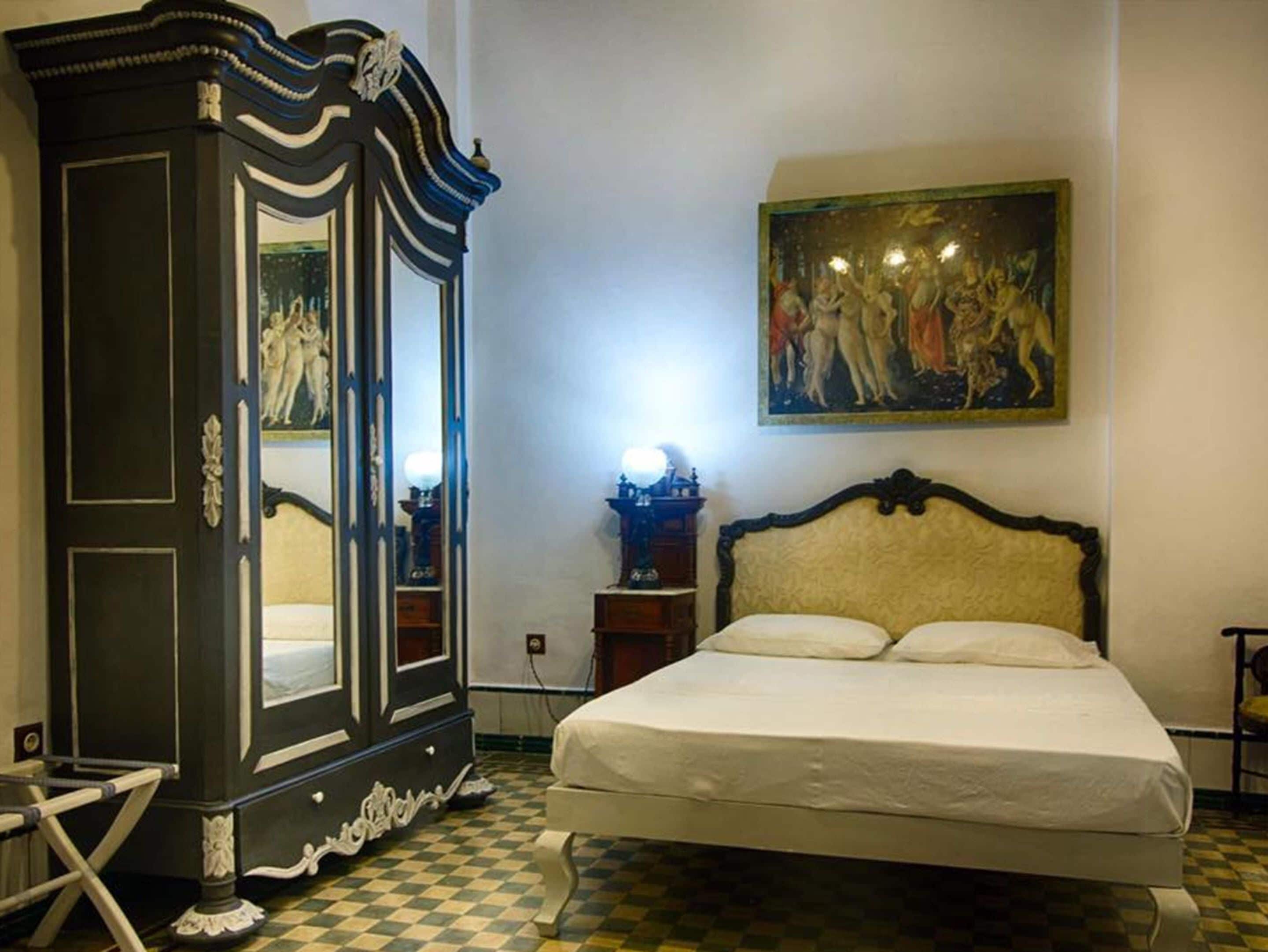 design suite, 1 queen bed, non smoking, courtyard view | 1 bedroom, egyptian cotton sheets, premium bedding, in-room safe