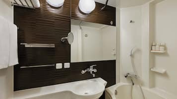 Kombinasi shower/bathtub, bathtub besar, dan perlengkapan mandi gratis