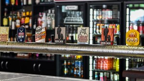 Un bar avec différentes bouteilles d’alcool et, au fond, une enseigne indiquant l’hôtel Castlereagh.