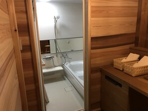 Duplex Classic | Badrum | Gratis toalettartiklar, tofflor och handdukar