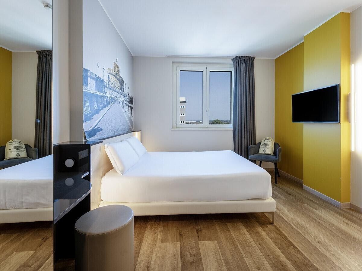 Quarto casal standard, para não fumantes | Cofres nos quartos, escrivaninha, cortinas blackout