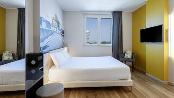 Quarto casal standard, para não fumantes | Cofres nos quartos, escrivaninha, cortinas blackout
