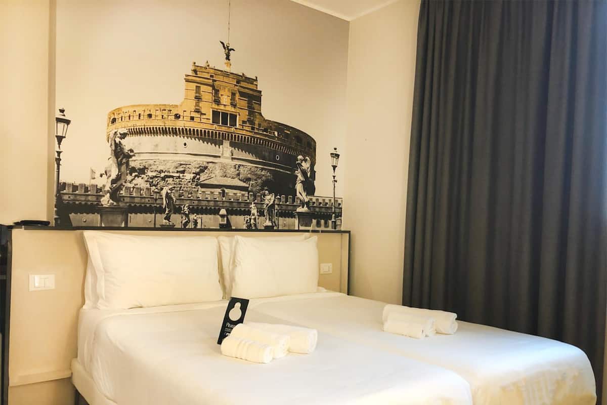 Superior Twin kamer, niet-roken | Een kluis op de kamer, een bureau, verduisterende gordijnen