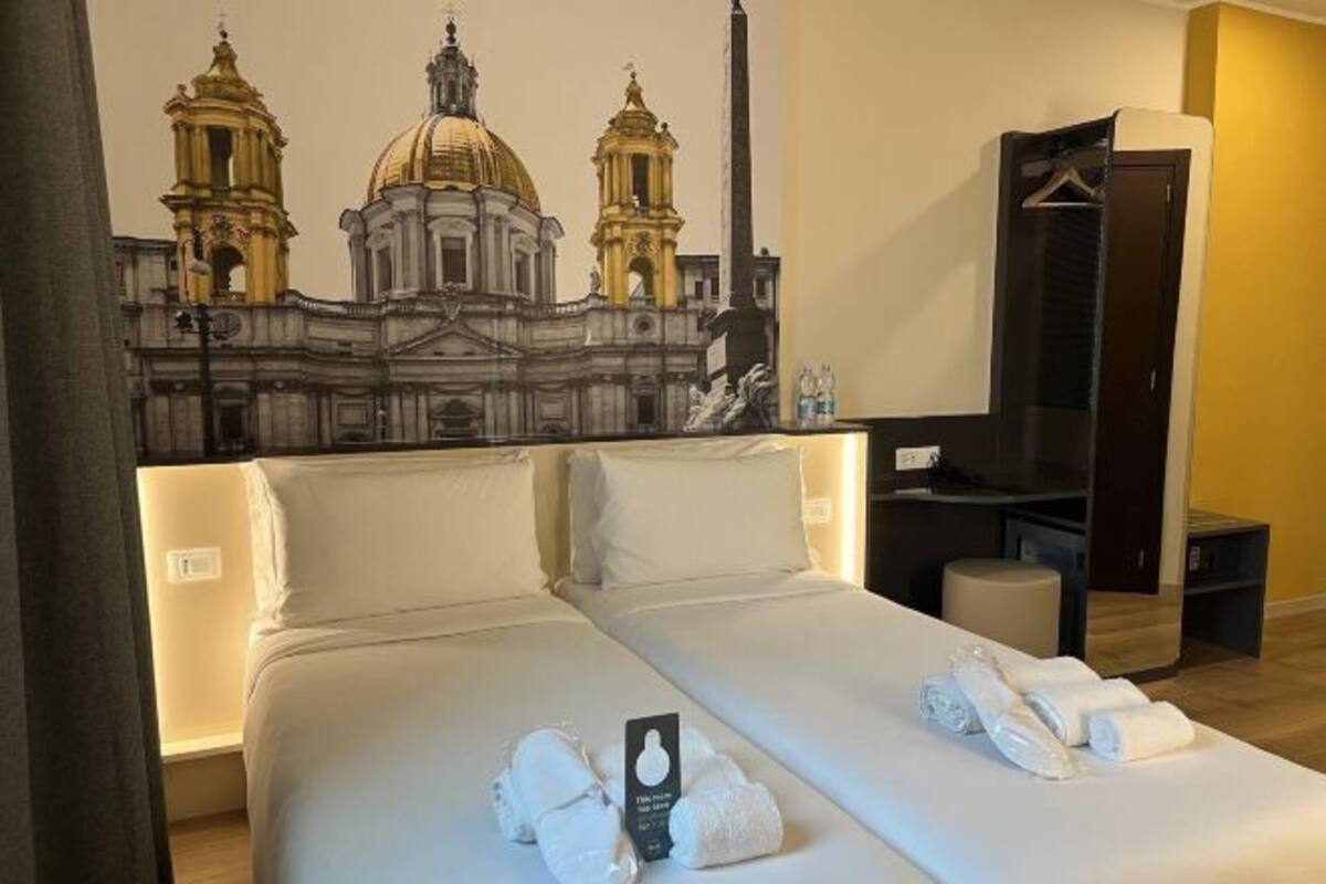 Safe på rommet, skrivebord, blendingsgardiner og lydisolert